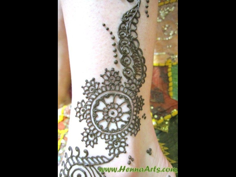 Wheel and flower pattern henna on foot