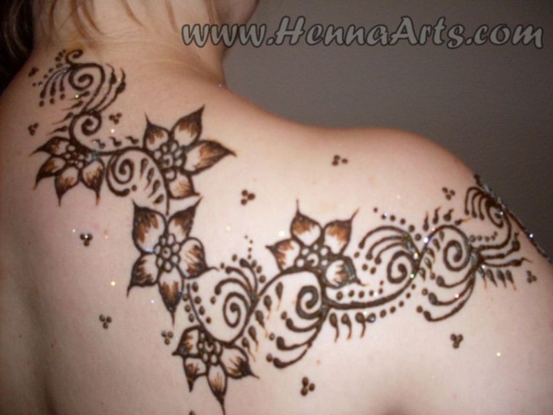 Henna vine on shoulder
